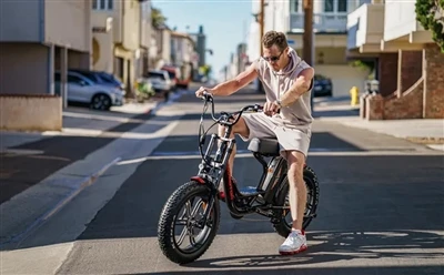 Je normálne, že sa batéria môjho e-bicykla počas nabíjania zahrieva?